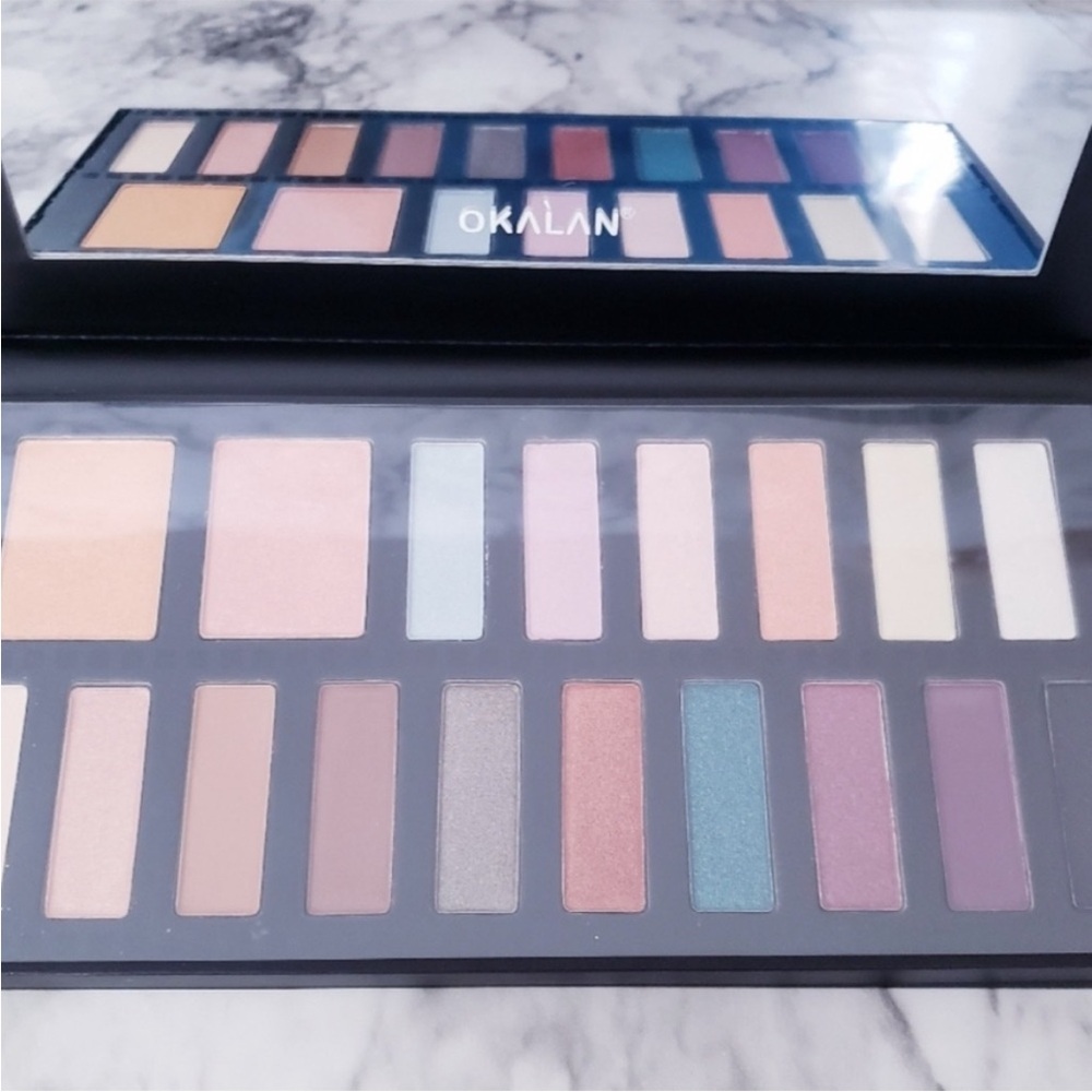 Chic Dark Color Eyeshadow Palette 18
Color Urban Memory with Mirror - Picture 4 of 7
